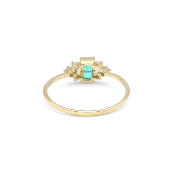 Anillo diseño especial con diamantes y esmeralda en oro amarillo 14 kilates.