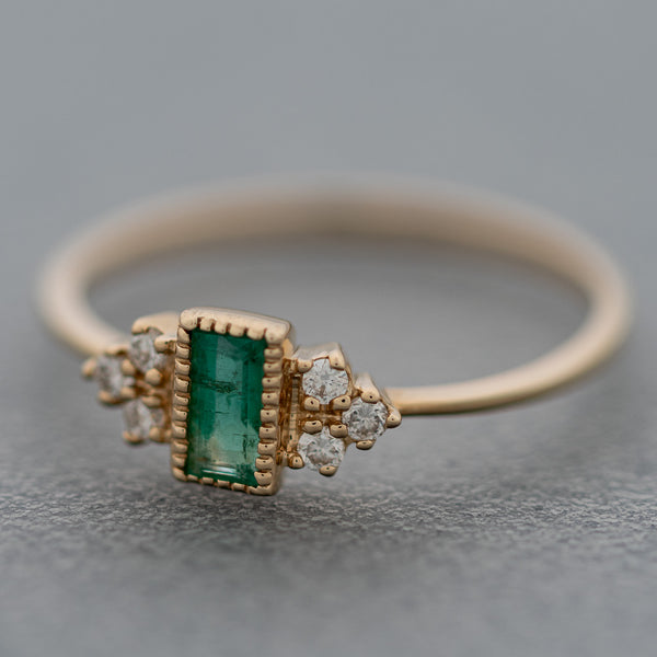 Anillo diseño especial con diamantes y esmeralda en oro amarillo 14 kilates.