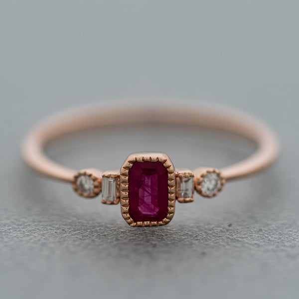 Anillo diseño especial con diamante(s) y rubíe(s) en oro rosa 14 kilates.