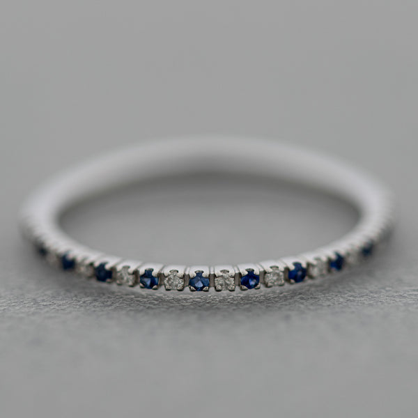 Churumbela diseño especial con diamantes y zafiros en oro blanco 14 kilates.