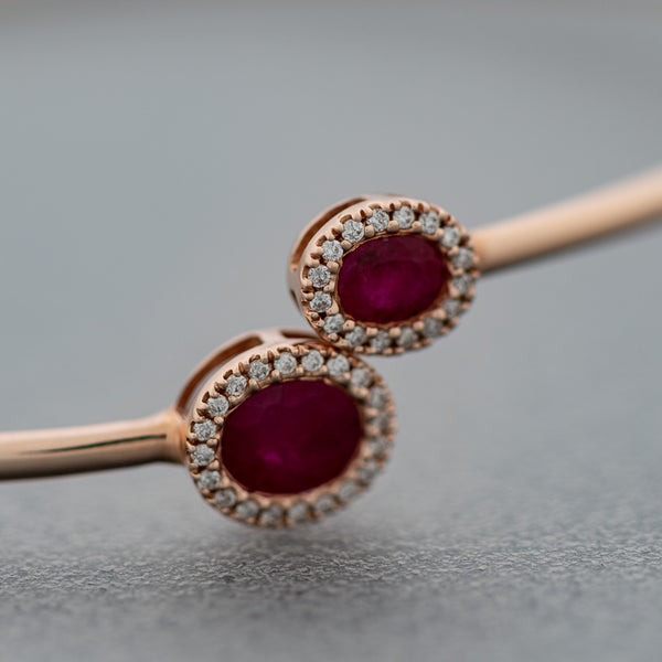 Pulsera de arillo abierta con diamantes y rubíes en oro rosa 14 kilates.