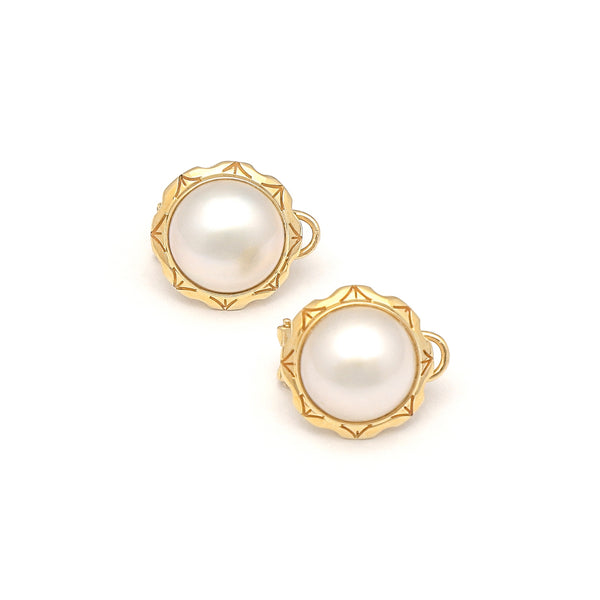 Aretes calados con media perla en oro amarillo 14 kilates.