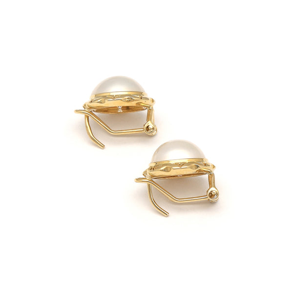 Aretes calados con media perla en oro amarillo 14 kilates.