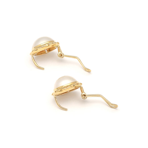Aretes calados con media perla en oro amarillo 14 kilates.