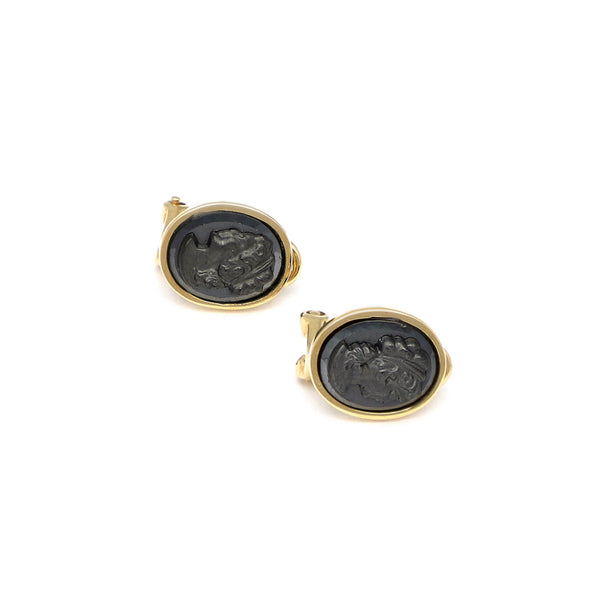 Aretes diseño especial con ónix motivo camafeo en oro amarillo 14 kilates.