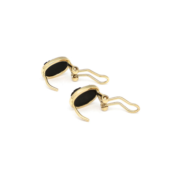 Aretes diseño especial con ónix motivo camafeo en oro amarillo 14 kilates.