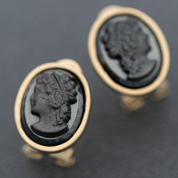 Aretes diseño especial con ónix motivo camafeo en oro amarillo 14 kilates.