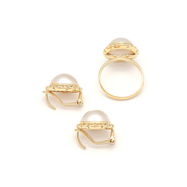 Juego de anillo y aretes calados con media perla en oro amarillo 14 kilates.