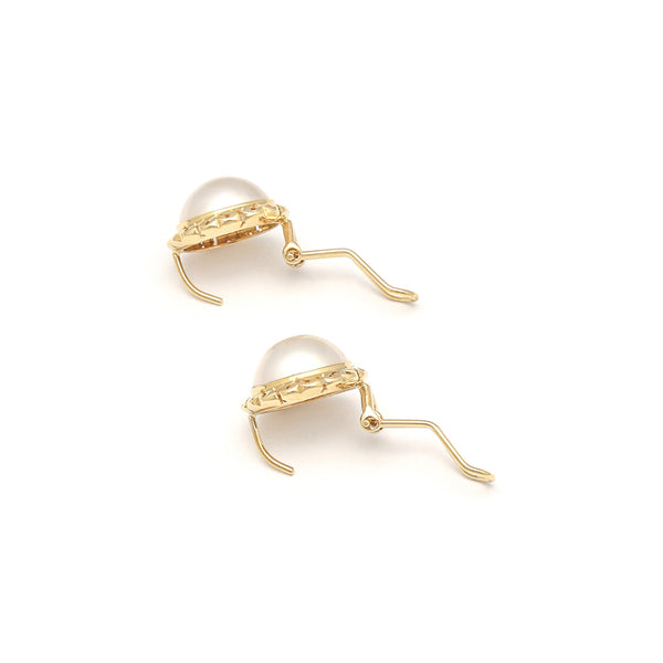 Juego de anillo y aretes calados con media perla en oro amarillo 14 kilates.