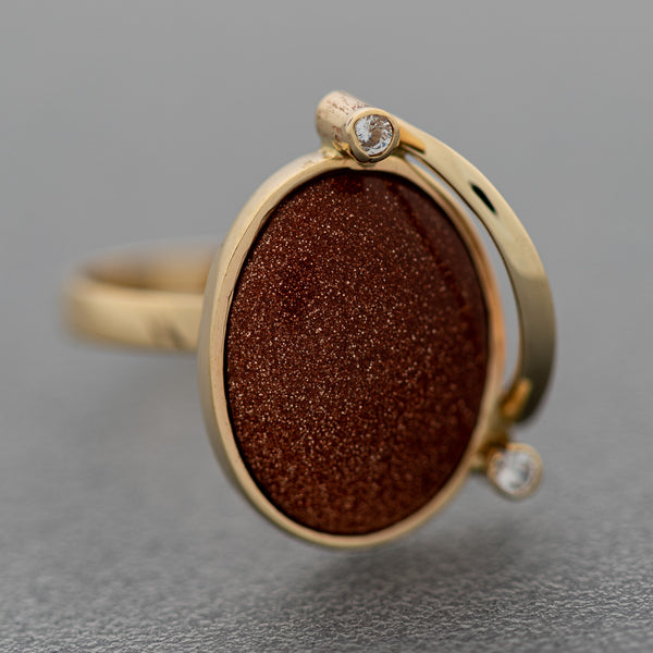Juego anillo y aretes diseño especial con venturinas y circonias en oro amarillo 14 kilates.