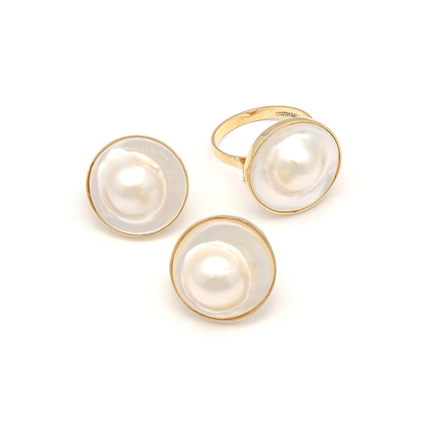 Juego anillo y aretes diseño especial con media perla en oro amarillo 14 kilates.