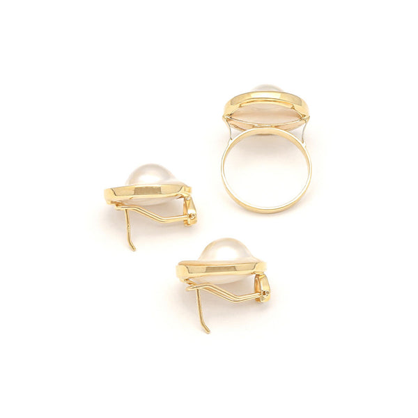Juego anillo y aretes diseño especial con media perla en oro amarillo 14 kilates.