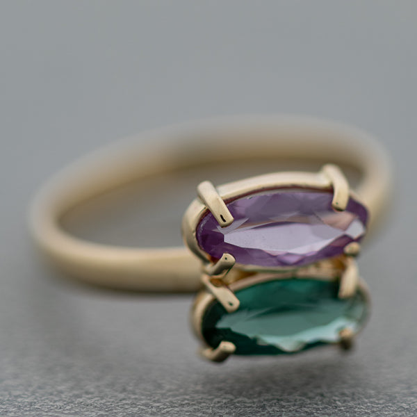 Juego de anillo y aretes diseño especial con alejandrina y cuarzo en oro amarillo 14 kilates.