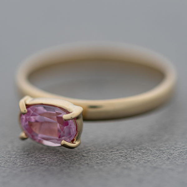 Juego anillo y aretes diseño especial con rosas de Francia en oro amarillo 14 kilates.