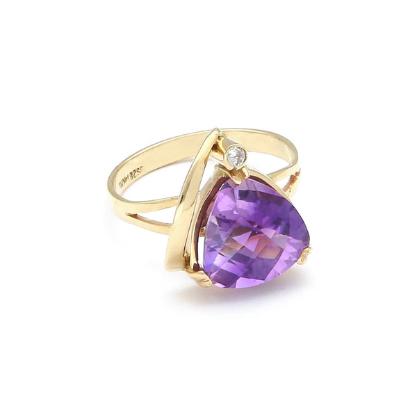 Anillo diseño especial con amatista y circonia en oro amarillo 14 kilates.