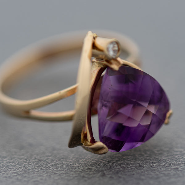 Anillo diseño especial con amatista y circonia en oro amarillo 14 kilates.