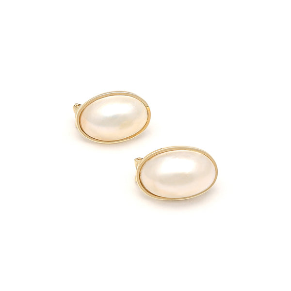Aretes lisos con media perla en oro amarillo 14 kilates.