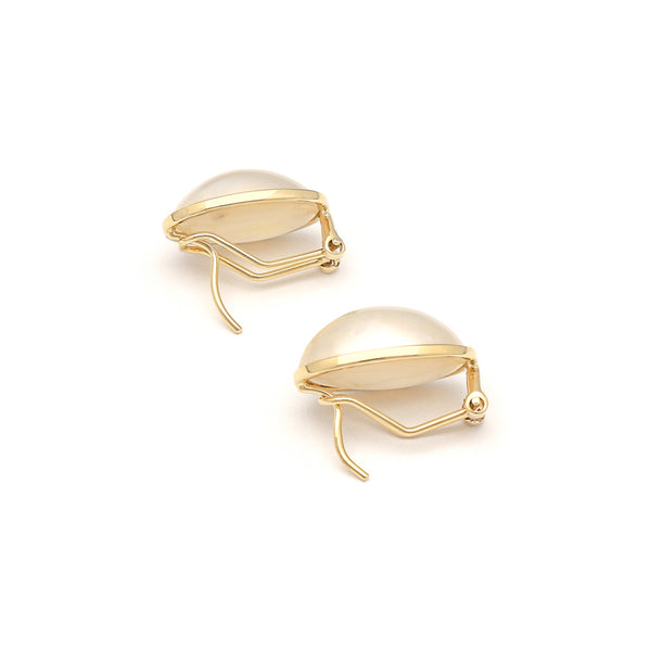 Aretes lisos con media perla en oro amarillo 14 kilates.