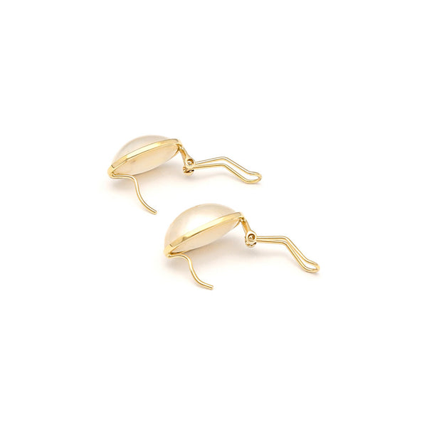 Aretes lisos con media perla en oro amarillo 14 kilates.