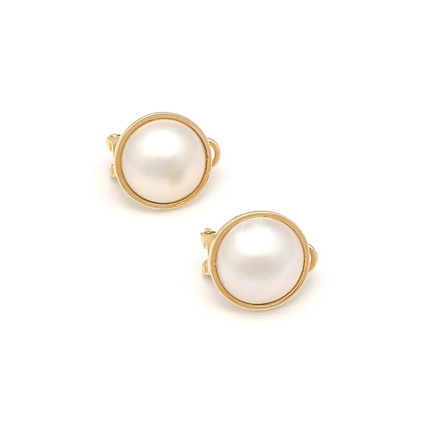 Arete diseño especial con medias perlas en oro amarillo 14 kilates.