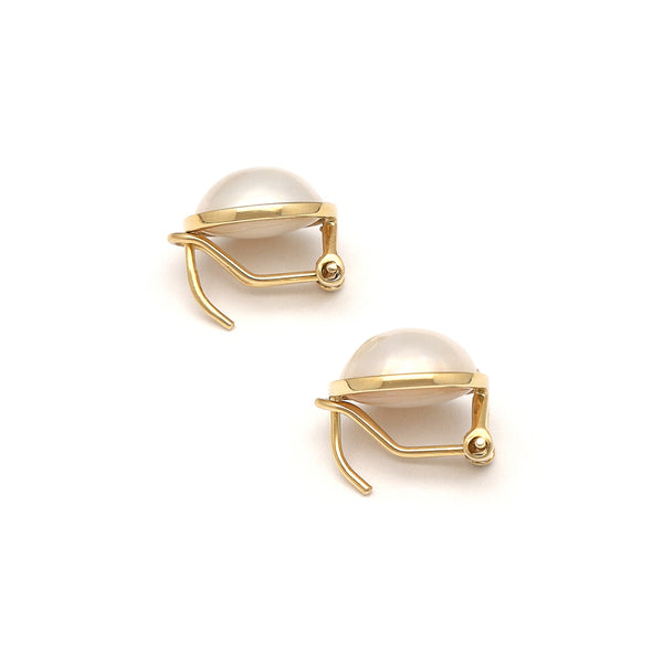 Arete diseño especial con medias perlas en oro amarillo 14 kilates.