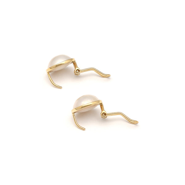 Arete diseño especial con medias perlas en oro amarillo 14 kilates.