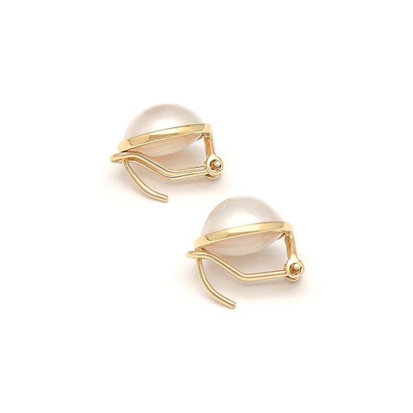 Aretes diseño especial con medias perlas en oro amarillo 14 kilates.