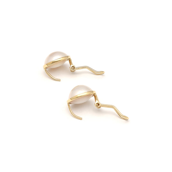 Aretes diseño especial con medias perlas en oro amarillo 14 kilates.