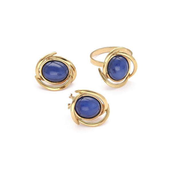 Juego de anillo y aretes calados con zafiro estrella en oro amarillo 14 kilates.