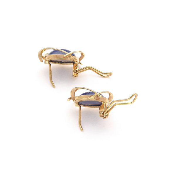 Juego de anillo y aretes calados con zafiro estrella en oro amarillo 14 kilates.
