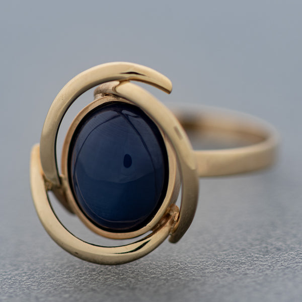 Juego de anillo y aretes calados con zafiro estrella en oro amarillo 14 kilates.