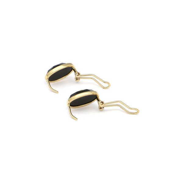 Aretes diseño especial con ónix en oro amarillo 14 kilates.