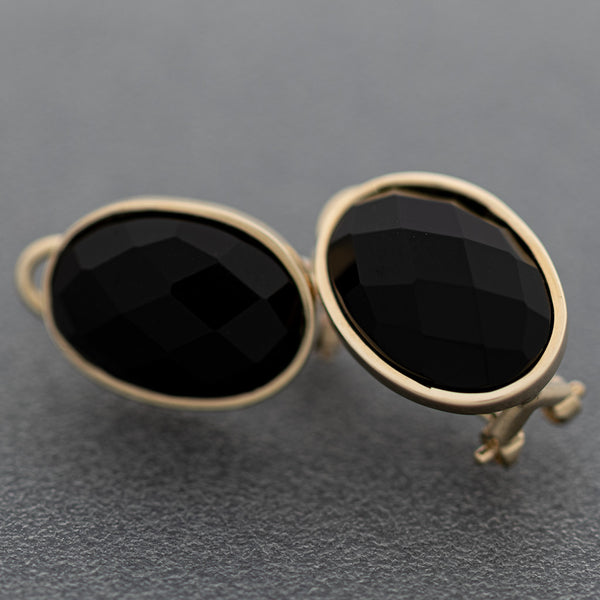 Aretes diseño especial con ónix en oro amarillo 14 kilates.