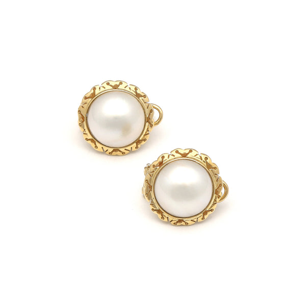Aretes calados con medias perlas en oro amarillo 14 kilates.