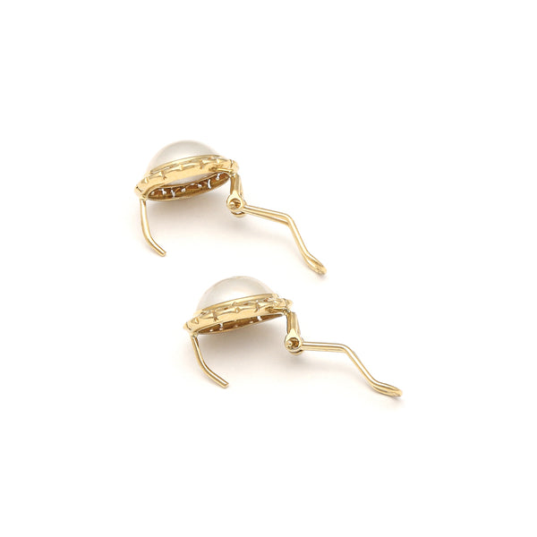 Aretes calados con medias perlas en oro amarillo 14 kilates.