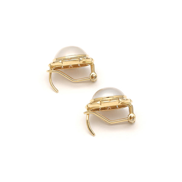 Aretes calados con media perla en oro amarillo 14 kilates.