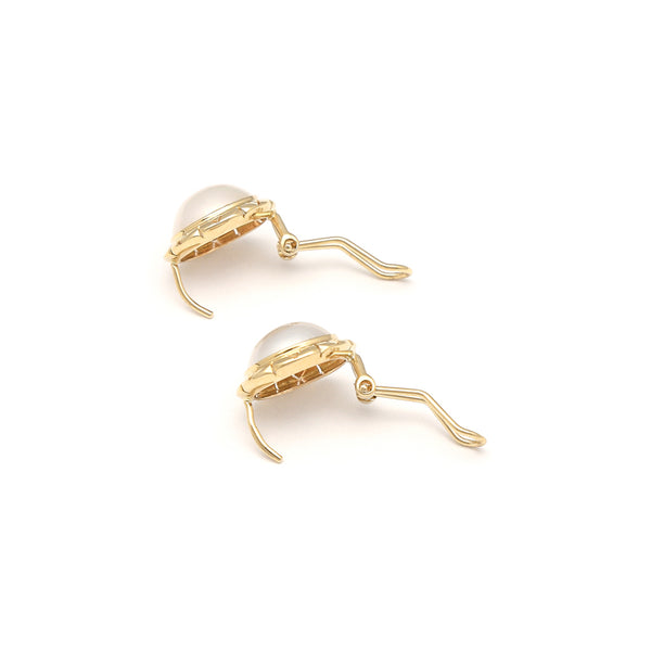 Aretes calados con media perla en oro amarillo 14 kilates.