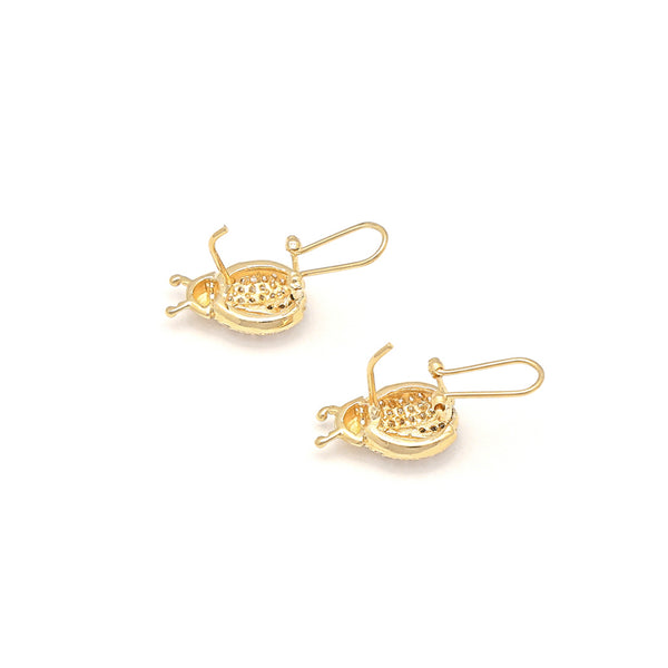 Juego de dije y aretes diseño especial con sintéticos motivo catarina en oro amarillo 14 kilates.