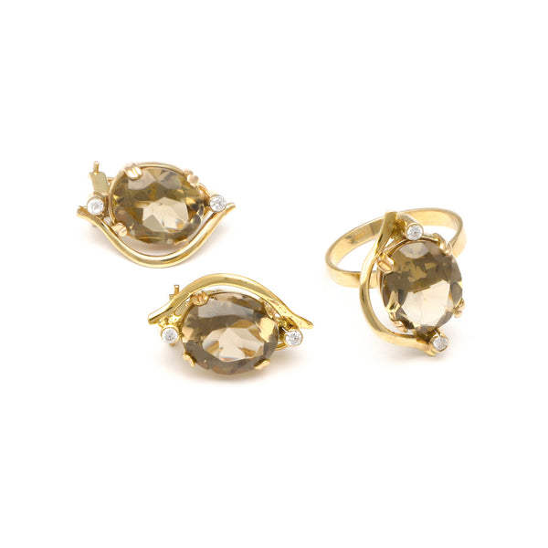 Juego anillo y aretes ondulados con topacios y circonias en oro amarillo 14 kilates.
