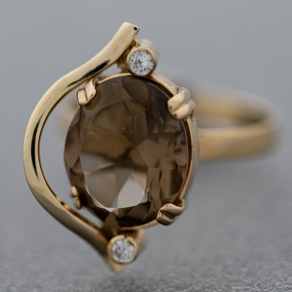 Juego anillo y aretes ondulados con topacios y circonias en oro amarillo 14 kilates.