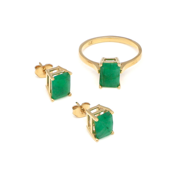 Juego con anillo y aretes diseño especial con esmeralda en oro amarillo 14 kilates.