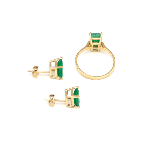 Juego con anillo y aretes diseño especial con esmeralda en oro amarillo 14 kilates.