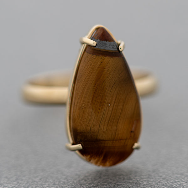 Juego de anillo y aretes diseño especial con ojo de tigre y topacio en oro amarillo 14 kilates.