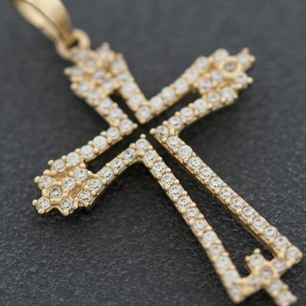 Cruz diseño especial con circonias en oro amarillo 14 kilates.