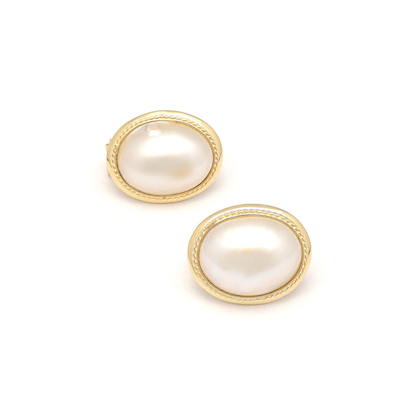 Aretes diseño especial con medias perla en oro amarillo 14 kilates.