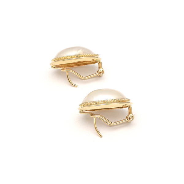 Aretes diseño especial con medias perla en oro amarillo 14 kilates.