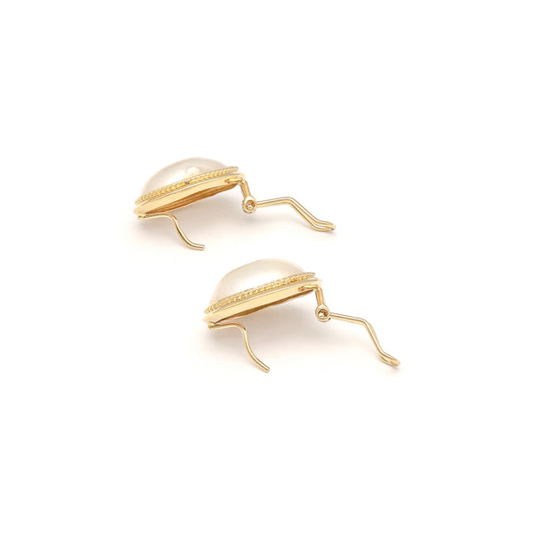Aretes diseño especial con medias perla en oro amarillo 14 kilates.