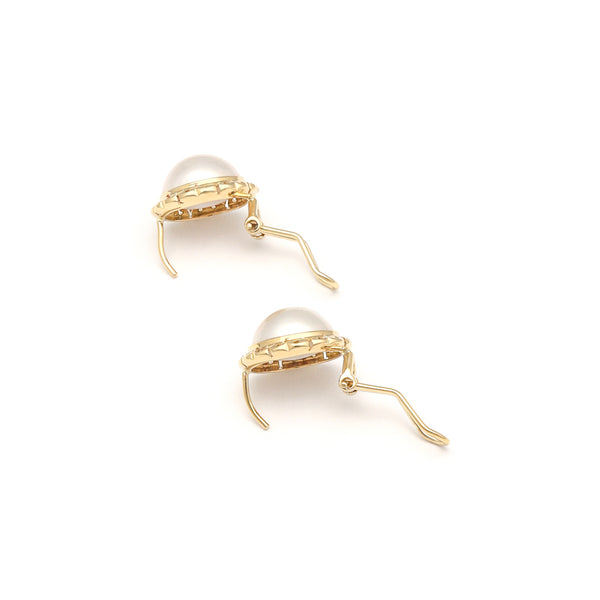 Juego anillo y aretes calados con medias perlas en oro amarillo 14 kilates.