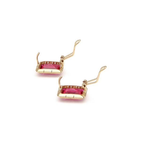 Juego anillo y aretes calados con rubíes en oro amarillo 14 kilates.