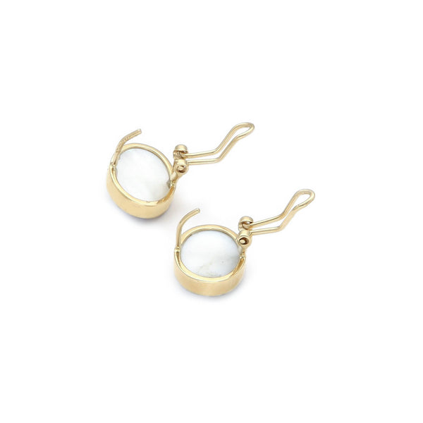 Aretes diseño especial con madre perla en oro amarillo 14 kilates.